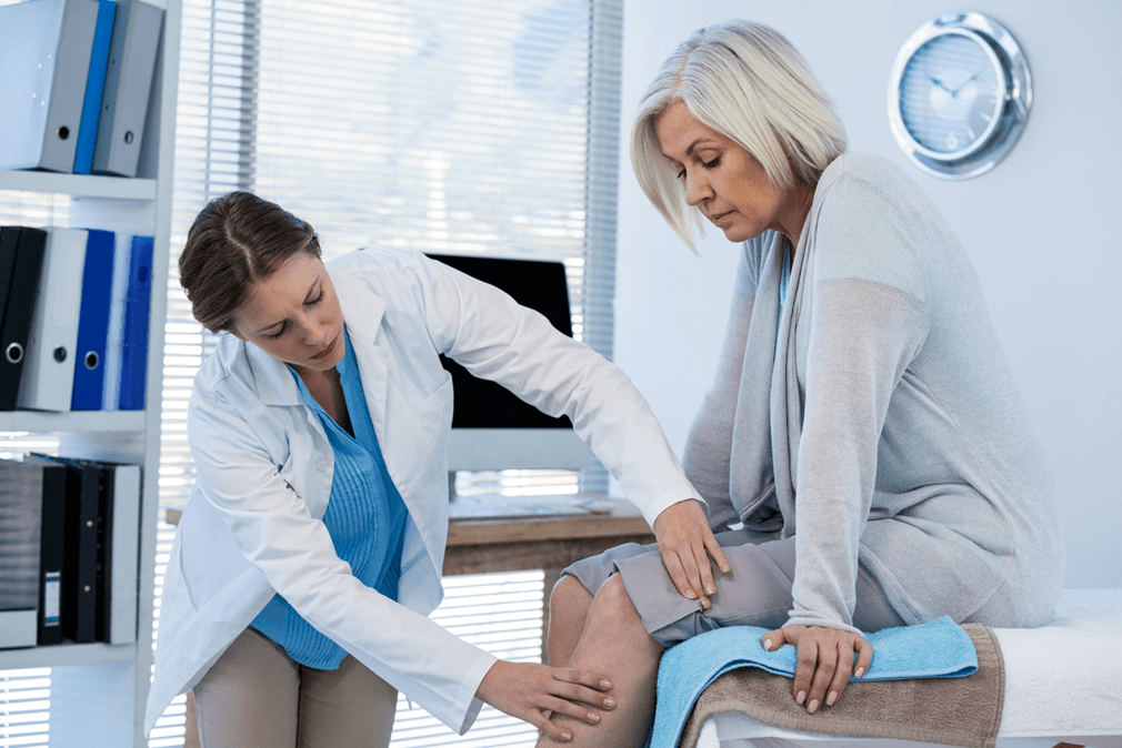ကုသမှုခံယူရန် လိုအပ်သော arthrosis ဝေဒနာရှင်အား ဆရာဝန်မှ စစ်ဆေးပေးပါသည်။